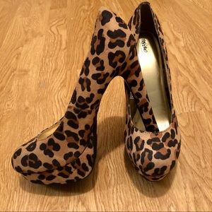 Leopard Platform pumps